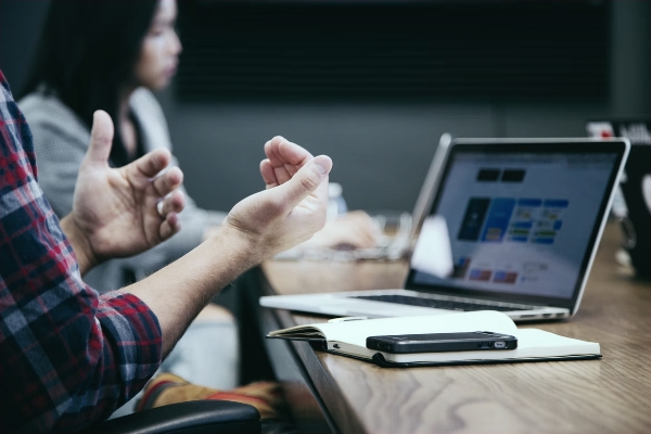 Sie sehen einen Screen zu unserem Kurs Digital Leadership. Dies zeigt einen Mitarbeitenden an seinem Schreibtisch und vor ihm liegt ein Laptop.