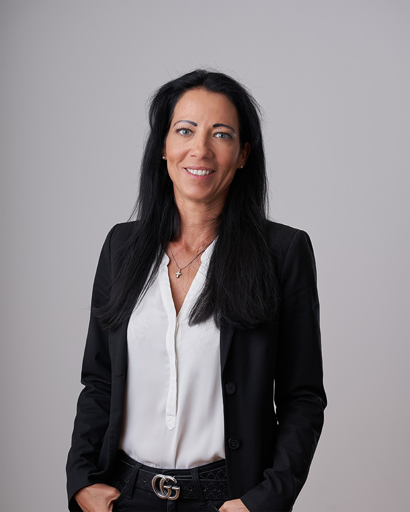 Sie sehen unsere Kollegin Sandra Brandner, Prokuristin und Team Lead of Marketing & Sales