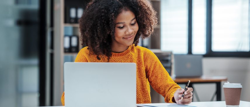 Blogbeitrag | E-Learning vs. Präsenzschulung: Was ist besser?